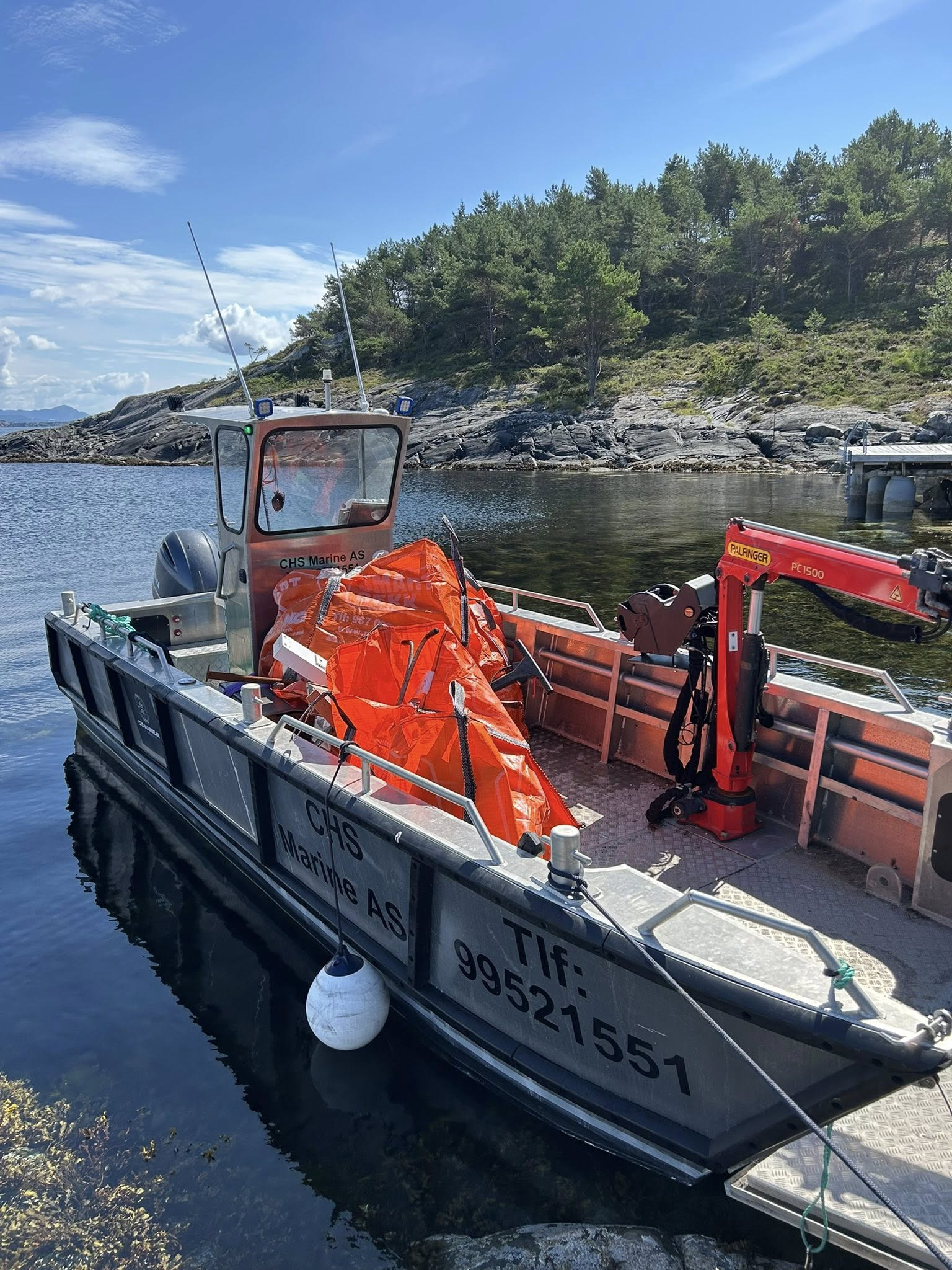 ROV-drone klargjøres for utplassering fra servicebåten